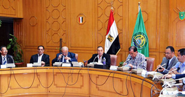محافظ الإسماعيلية يلتقى ممثلى الأحزاب والقوى السياسية بالمحافظة 