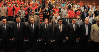 بالصور.. "تسلم الأيادى" تشعل حفل تكريم أبطال المتوسط