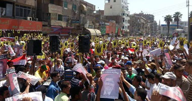 طلاب "المحظورة" يفضون تظاهرهم أمام منزل "مرسى" بالزقازيق