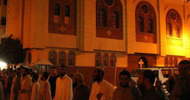 مؤيدو مرسى بقنا يشكلون دروعا بشرية أمام كنيسة العذراء بنجع حمادى 