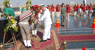 قائد الجيش الثالث يضع إكليلا من الزهور على النصب التذكارى بالسويس