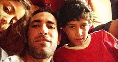 محمد أبو تريكة يلتقط صورة "سيلفى" مع أبنائه