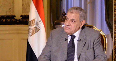 "محلب" لعادل حمودة: نأمل فى القضاء على الفساد خلال 6 أشهر