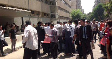 حملة الماجستير ينقلون تظاهرهم للبوابة الرئيسة لوزارة التعليم العالى