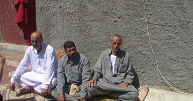 توافد أهالى كفر الدوار على منزل عائلة شهيد الضبعة لتشييع جنازته