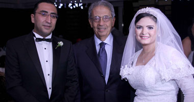 عمرو موسى يحضر حفل زفاف مستشارته الإعلامية