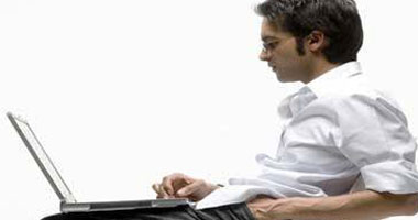 تحذير.. وضع اللاب توب على الفخذ يؤدى لالتهاب الجلد واسمراره للأبد 