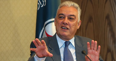 سامح فهمى يبدأ يومه من مقر وزارة البترول