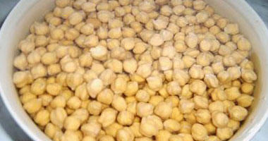 ضبط 2 طن حمص منتهى الصلاحية بمصنع غير مرخص بكفر الشيخ 