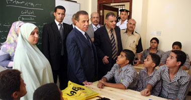 "وزير" يمنع ربط الكتب بالمصروفات