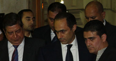 بالفيديو.. علاء وجمال مبارك فى عزاء "السقا"