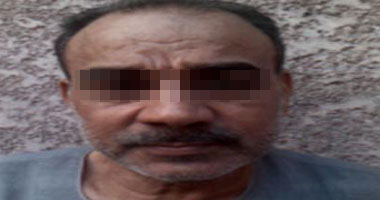 صاحب محل سجاد بالدرب الأحمر ينقب عن آثار بداخله