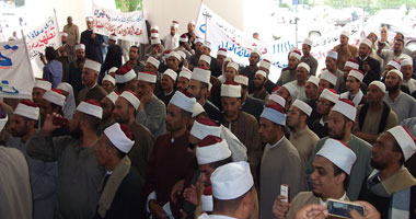 أئمة الأوقاف يعلقون تظاهراتهم بسبب الأحداث الجارية