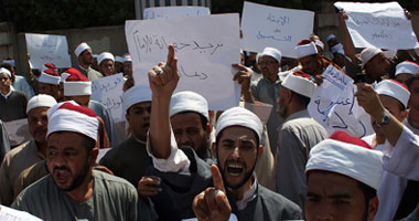 أئمة الأوقاف يقطعون شارع مجلس الوزراء