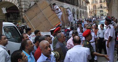 رفع مخلفات معركة الأسلحة بين الباعة الجائلين والبلطجية بالعتبة