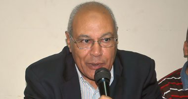 العوا يحذر "العسكرى" من ثورة جديدة ما لم يسلم السلطة فى فبراير