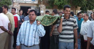 "نعش رمزى" فى أسيوط لجنازة المعلم المصرى