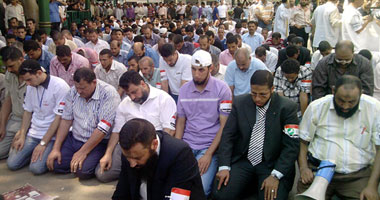 متظاهرو العلوم الصحية يؤدون صلاة العصر بشارع مجلس الشعب
