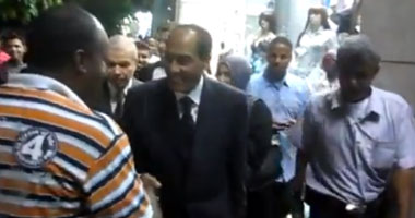 النشطاء على "فيس بوك" و"تويتر" يرفضون الربط بين جولة المشير والترشح للرئاسة.. وائل غنيم: 25 يناير مش هتكون ثورة 52.. وبلال فضل: هو مين اللى فاجئ مين فى وسط البلد المشير ولا التليفزيون المصرى 