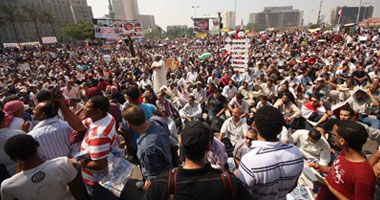 المئات يطوفون ميدان التحرير للتنديد بحكم العسكر