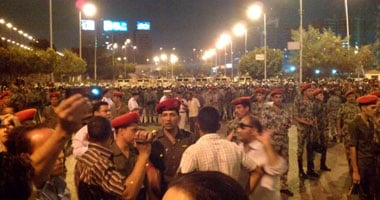 الجيش يعيد فتح الطرق المؤدية لـ"الدفاع"بعد عودة المتظاهرين للتحرير