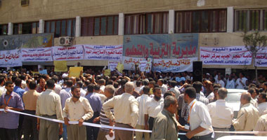 وقفة احتجاجية لمعلمى الفيوم للمطالبة بالحوافز