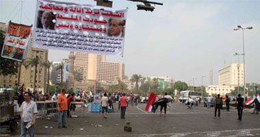 هتافات مؤيدة لـ"فلسطين" بـ"التحرير".. ومطالب بإلغاء "الطوارئ"