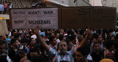 محتجو السفارة الأمريكية يهتفون: "مسلم ومسيحى إيد واحدة"