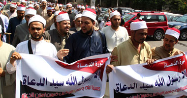 أئمة الأوقاف ينهون وقفتهم الاحتجاجية أمام السفارة الأمريكية 