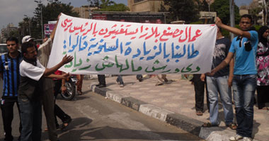 عمال مصنع بلازا للملابس الجاهزة ببورسعيد يطالبون بالحد الأدنى للأجور