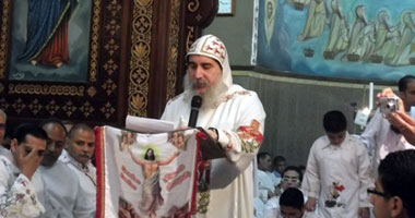 أسقف بنى سويف يطمئن على المصابين بالتسمم الغذائى