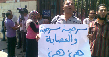 بالصور.. العاملون بالآثار يدخلون فى اعتصام مفتوح أمام المتحف المصرى