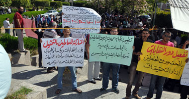 العاملون بجامعة قناة السويس يواصلون الاعتصام لليوم الخامس