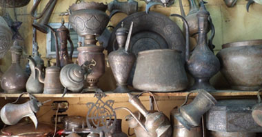 بالصور.. عمال نحاس خان الخليلى: نأمل فى عودة السياحة