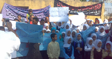 بالصور.. أهالى قرية بأكملها يعلنون إضرابهم عن الطعام بالدقهلية