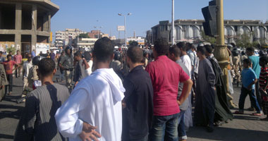 سائقو السيارات يقطعون الطرق الزراعية والفرعية بالمنيا لنقص السولار
