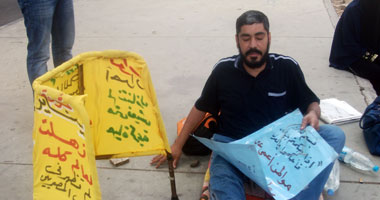 بالصور.. ضرير يعتصم أمام "الاتحادية" للمطالبة بمنحه تأشيرة هجرة 