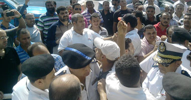 الأمن يتدخل لمنع عمال إبيسكو وصان مصر من خلع ملابسهم أمام الاتحادية