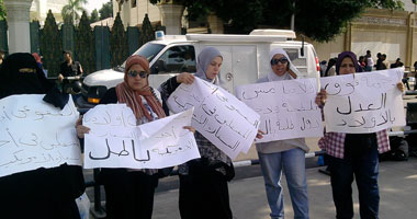 تظاهر أمهات المحتجزين بأحداث السفارة الأمريكية أمام الاتحادية
