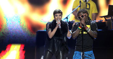 بالصور.. ليل واينى يتألق فى "iHeartRadio Music"