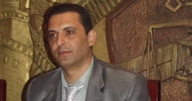 ناشط حقوقى: مرسى خالف الدستور بتعيين ابنه فى "القابضة للمطارات"