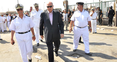 بالصور.."الصغير" يقود حملة للقضاء على الباعة الجائلين بموقف العاشر