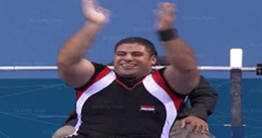 بطل رفع الأثقال: طلبت من الرئيس السيسى التوقيع على الـ تى شيرت.. صورة