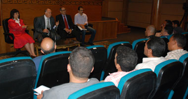 وزيرة البيئة تناقش مع جامعى القمامة مبادرة "الفصل من المنبع"