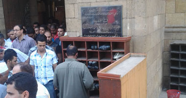 بالصور.. عمال الجامع الأزهر يجمعون أموالا مقابل حراسة الأحذية