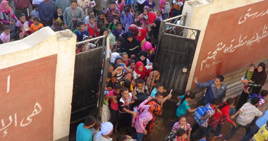 إرجاء تسليم الكتب بعدد من مدارس المنيا لحين وصول قرار الإعفاء