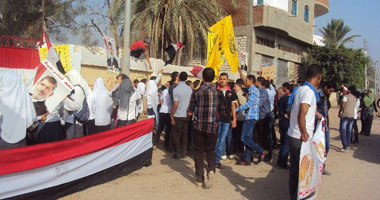 وقفات بـــــ"إشارة رابعة" أمام بعض مدارس الفيوم