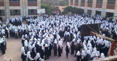 بالصور.. تلاميذ فى المنيا بدون كتب مدرسية خلال اليوم الثانى بالعام الدراسى الجديد.. وطلاب بالفيوم يقفون احتجاجا أمام المدارس رافعين إشارة "رابعة"..وطالبات "بورسعيد الثانوية" يهتفن: "تسلم الأيادى"