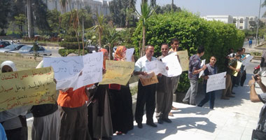 طالبات "المحظورة" يتظاهرن بكلية الدراسات الإسلامية بالإسكندرية