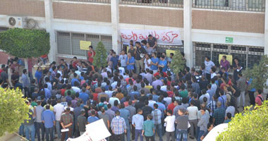 تظاهر طلاب المحظورة أمام مدرسة جلال خضر الثانوية بالمنوفية 